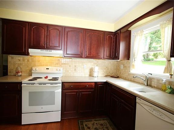 Gorgeous 14x10 Kitchen w/ Newer Cherry wood Cabinets, Ceramic Tile Backsplash & 3/4" Hardwood Floors