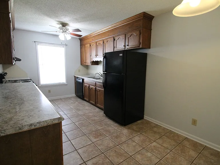1077 Farm Pond Ln — Photo 4