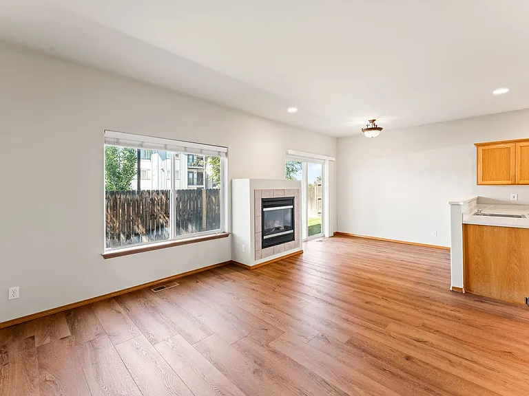 1560 SW Reindeer Ave — Photo 3