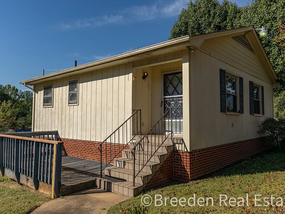 106 Flora Ln NE