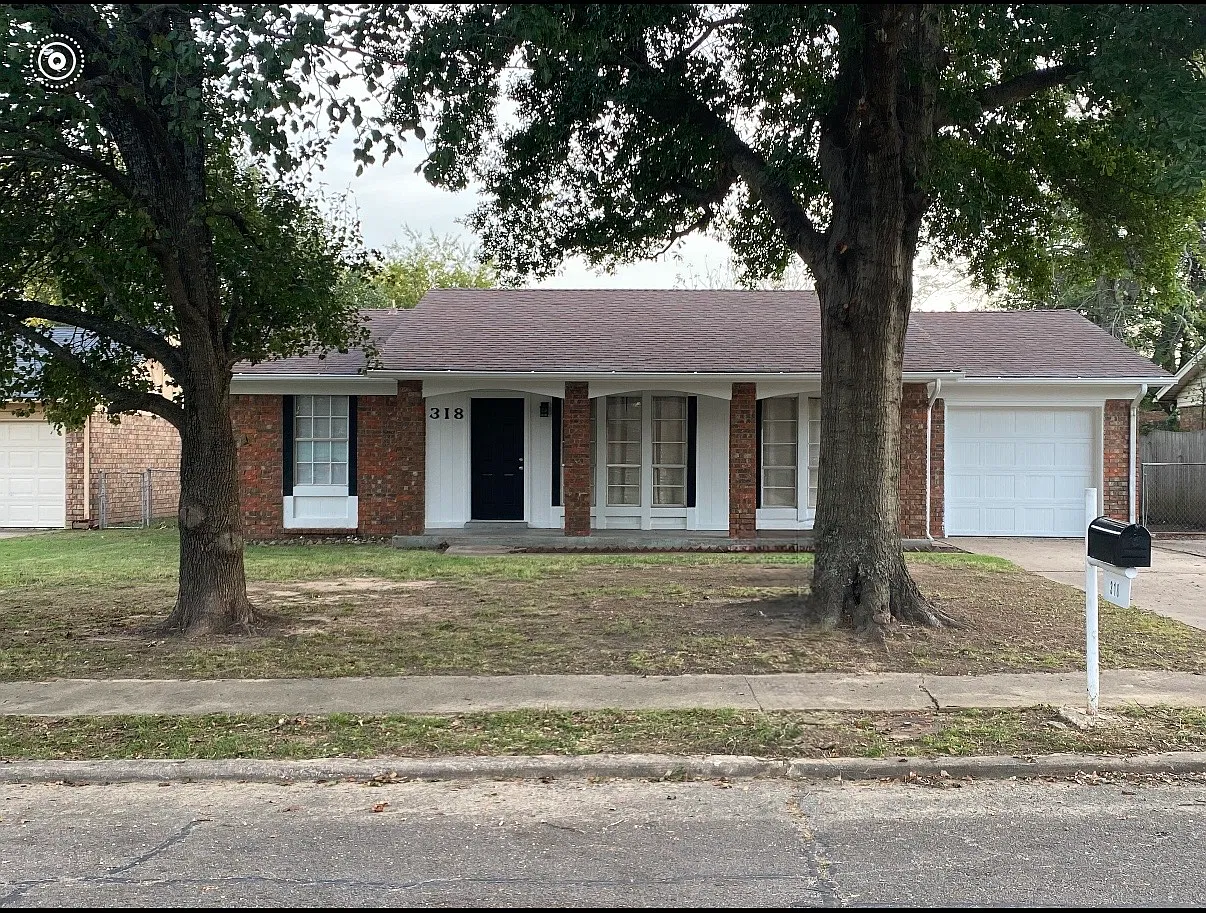 3 bed, 1.5 bath, 1073 sqft, $1,200 — Photo 1