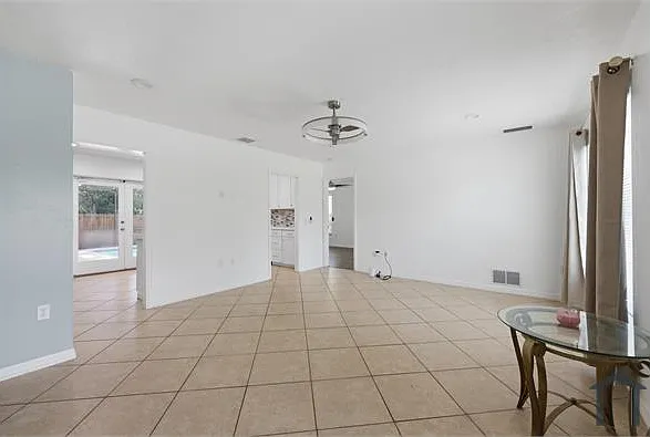 4404 Meadow Creek Cir — Photo 6