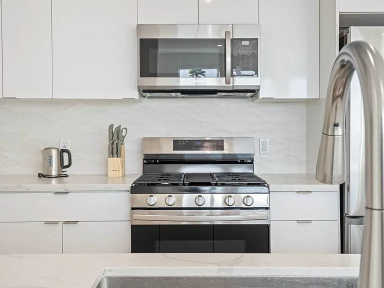 4804 Oakwood Digitally Staged