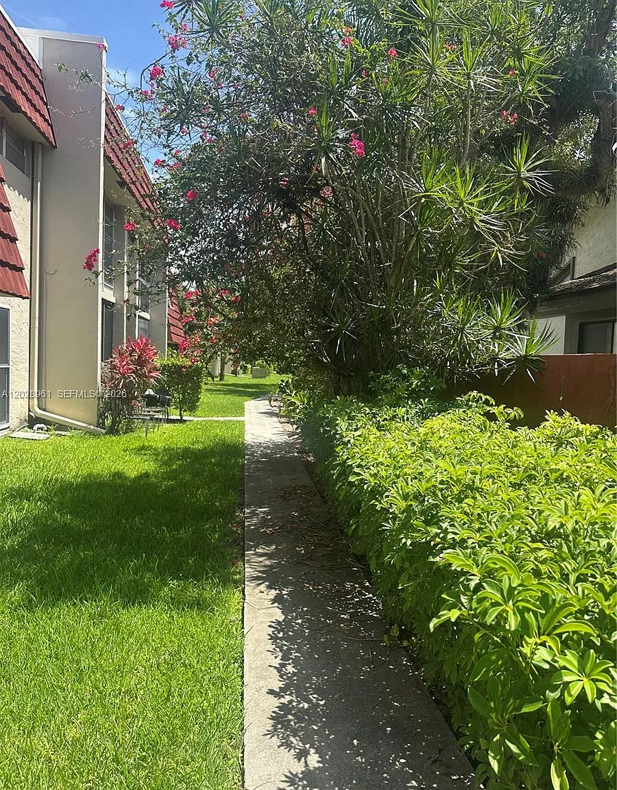Entrada Condominium I — Photo 2