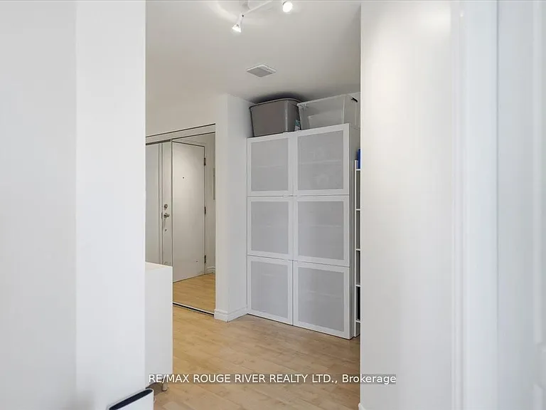 135 James St S #1401 — Photo 9