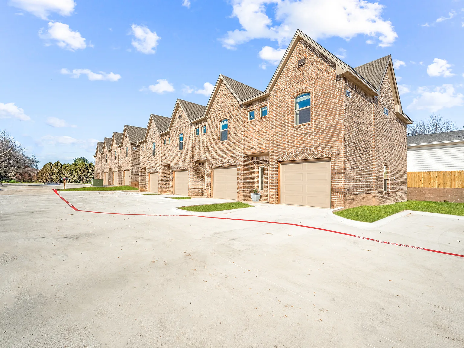 2 bed, 2.5 bath, 1070 sqft, $1,650 — Photo 2
