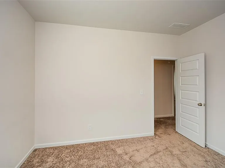 350 Cranston Dr — Photo 36