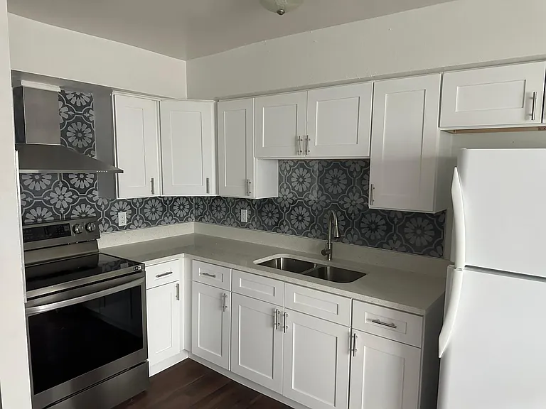 563 W Montrose St #11 — Photo 2