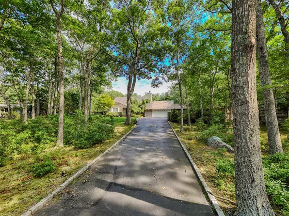 10 W Landing Rd, Hampton Bays, NY 11946