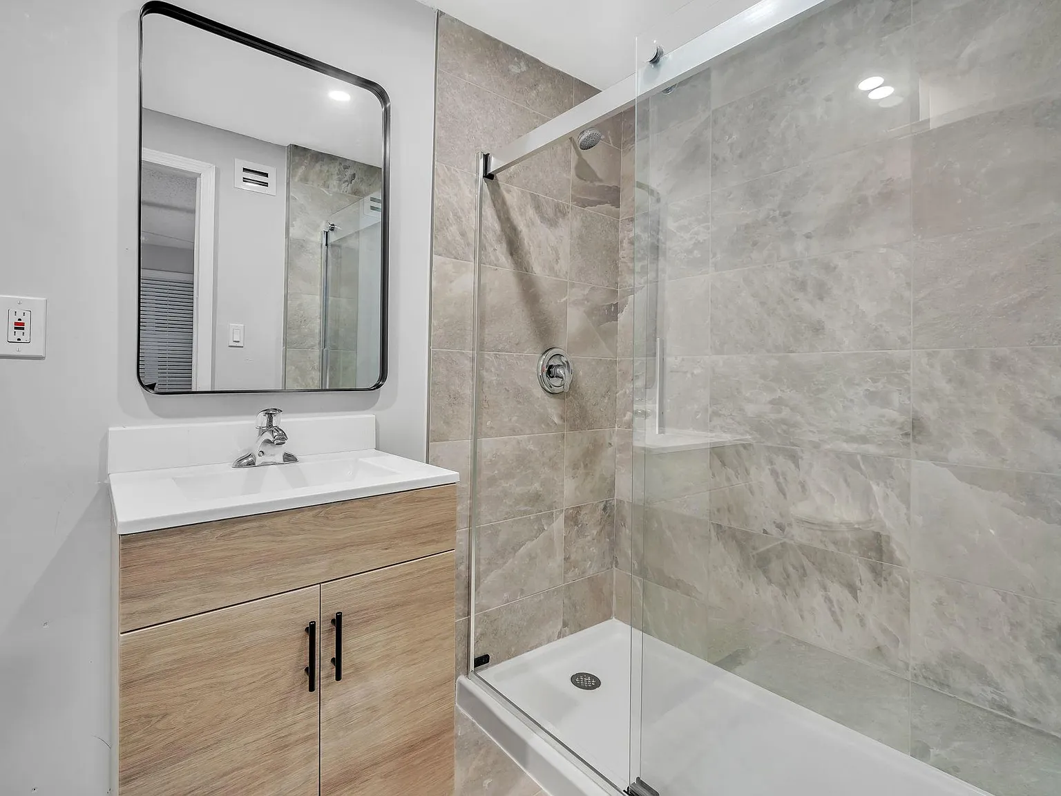 4 bed, 4.0 bath, 1645 sqft, $1,771 — Photo 2