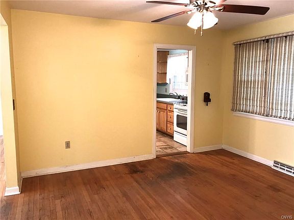 5th image of 308 Longmeadow Dr