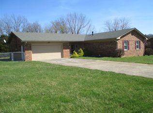 977 Hillcrest Dr, Radcliff, KY 40160