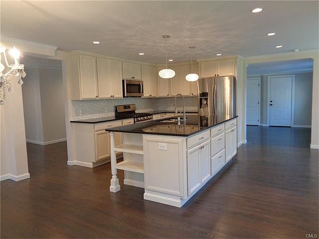 Gourmet Eat-in Kitchen 