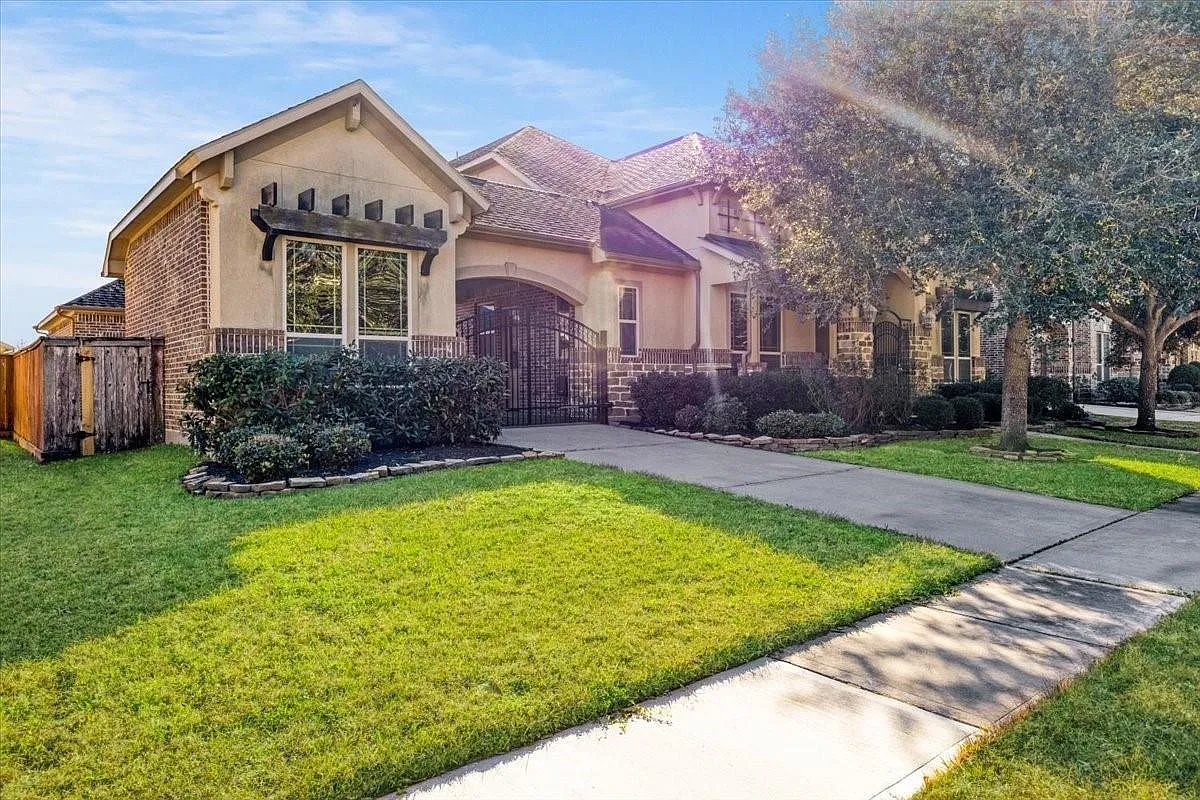 4 bed, 4.5 bath, 4772 sqft, $4,500 — Photo 3