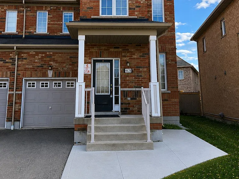 4628 Sandford Farm Dr — Photo 2