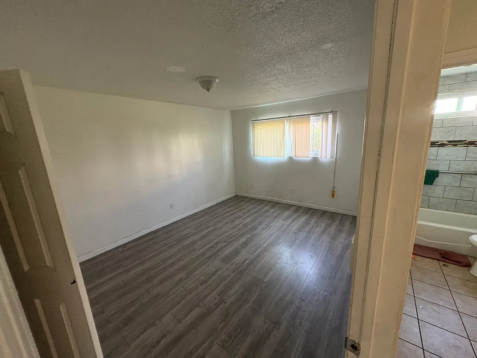 3 bed, 1000 sqft, $2,500 — Photo 2