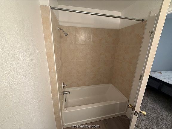 3rd image of 527 Sw Pkwy #104