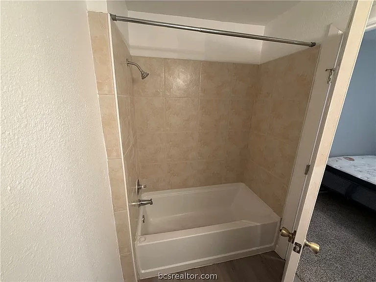 527 Sw Pkwy #104 — Photo 3