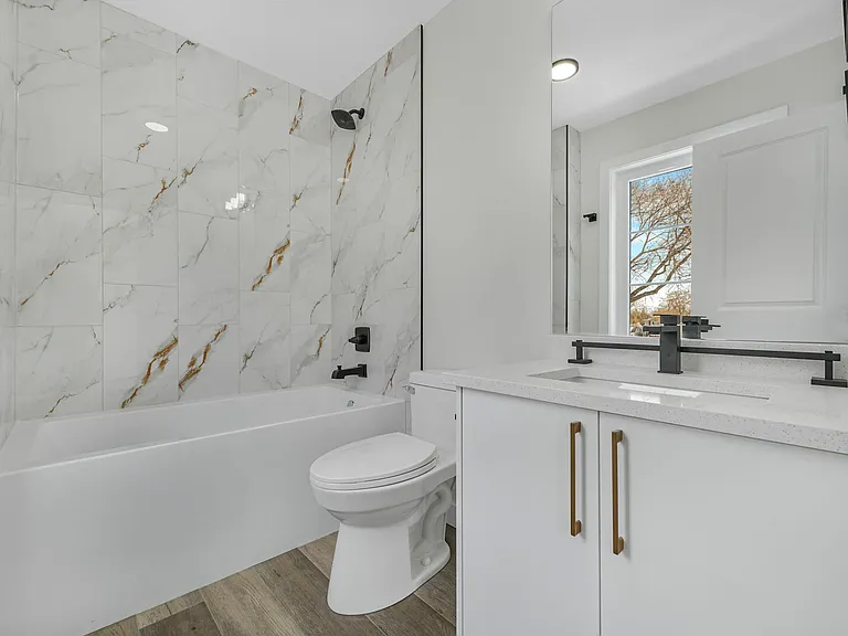12021 95a St NW — Photo 35
