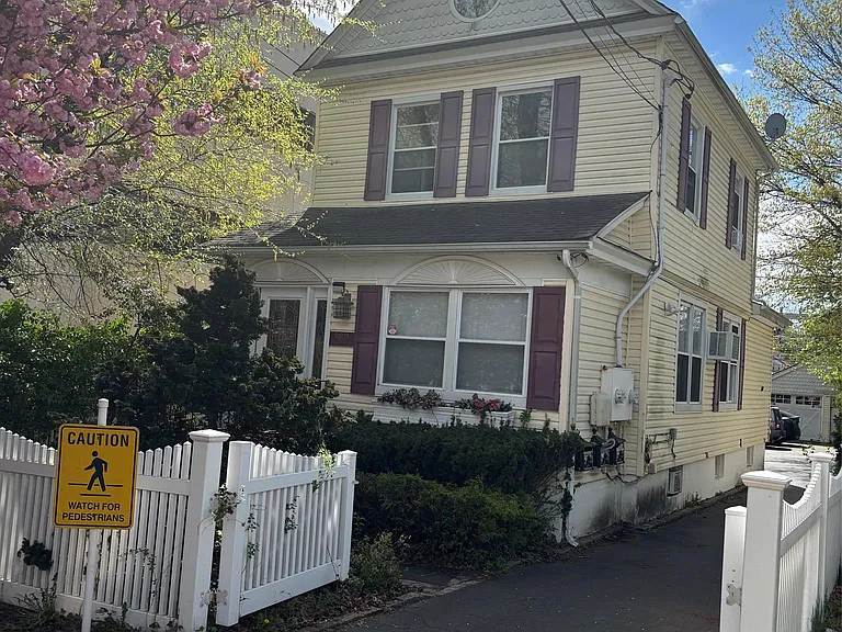 40 S Bayles Ave #UPPER — Photo 1