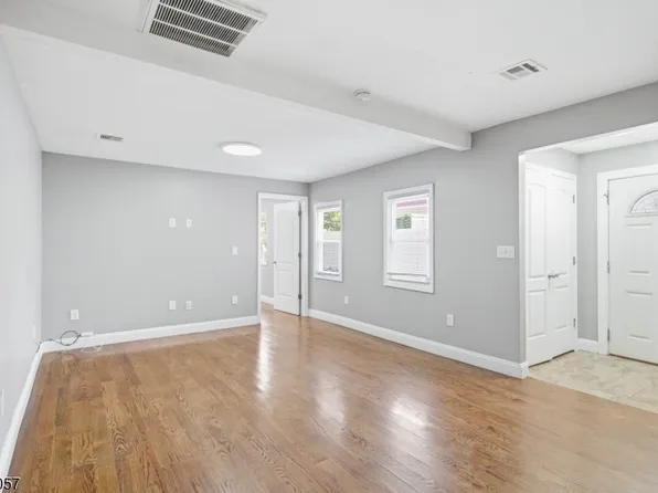 19 Komorn St, Newark City, NJ 07105