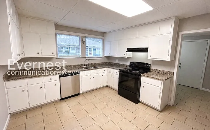 3 bed, 2.0 bath, 1400 sqft, $1,295 — Photo 2
