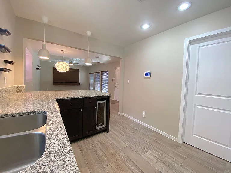 4004 Camelot Hts #B — Photo 10