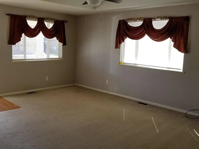 105 Creek St — Photo 3