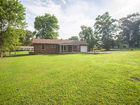 4th image of 18 Leonard Dr