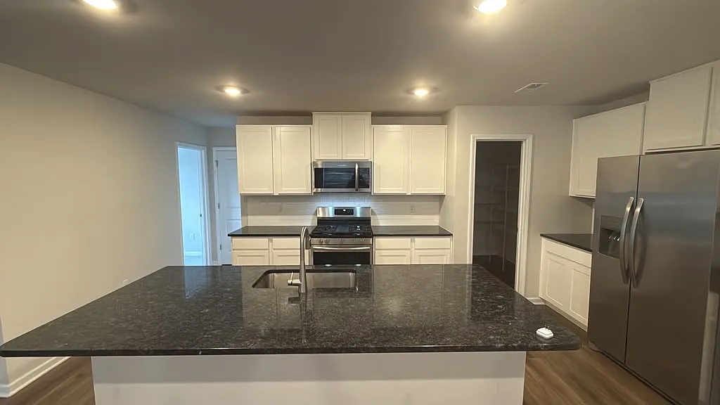 5 bed, 2577 sqft, $2,600 — Photo 4