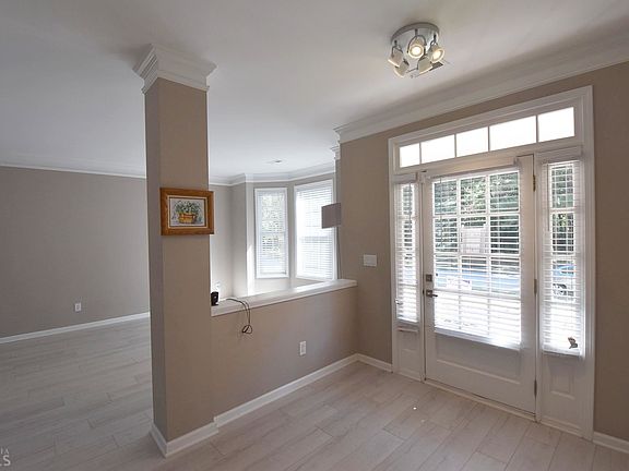 4th image of 102 Village Green Cir