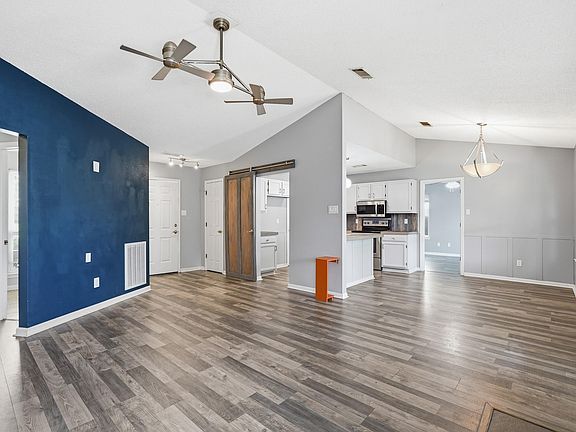 4th image of 900 Edgewood Dr