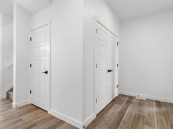 4th image of 928 18th Ave NW