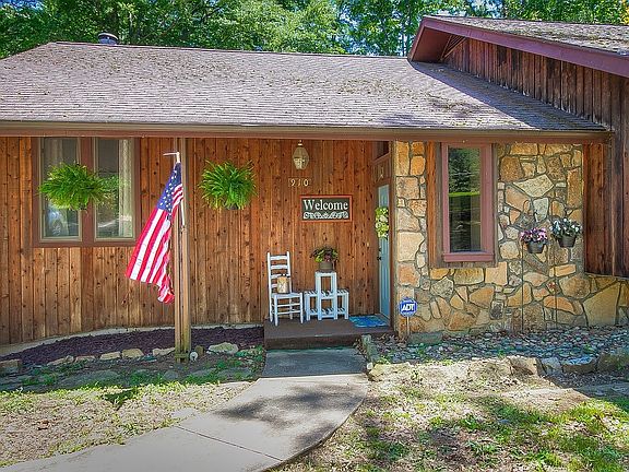 2nd image of 910 Echo Ln