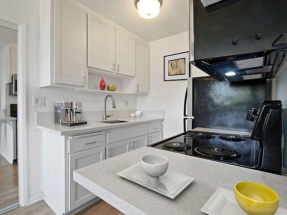 2nd image of 1417 Veteran Ave #1044766
