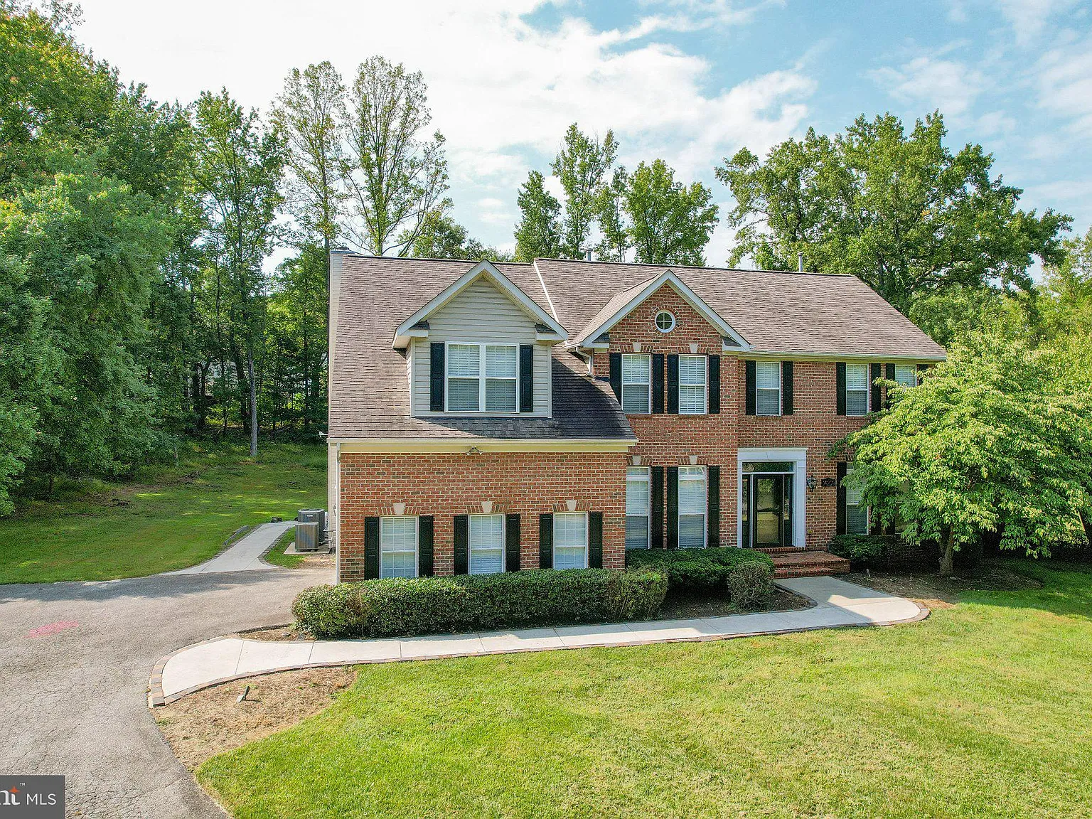 7 bed, 5.5 bath, 5432 sqft, $6,000 — Photo 2