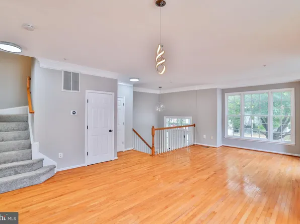 1004 Pleasant Dr, Rockville, MD 20850