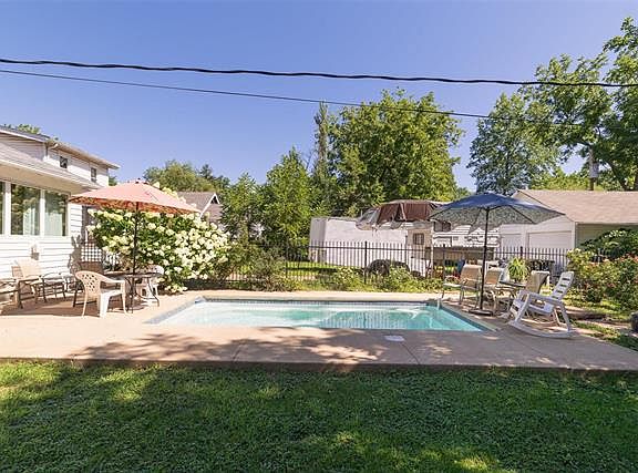 3rd image of 2468 Hartland Ave