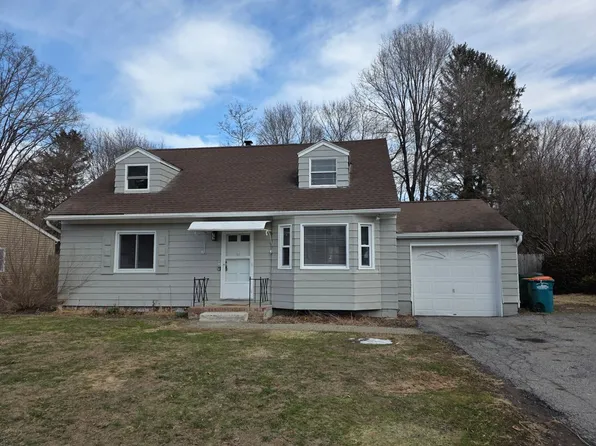 11 Morris Dr, Hyde Park, NY 12538