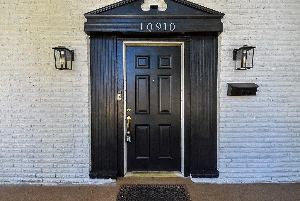 4 bed, 2.5 bath, 2240 sqft, $2,299 — Photo 4