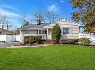 14 Elderberry Rd, Syosset, NY 11791