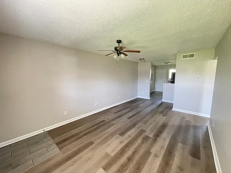 University Crossings Apartments — Photo 34