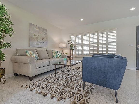 5th image of 927 W Cimmeron Dr