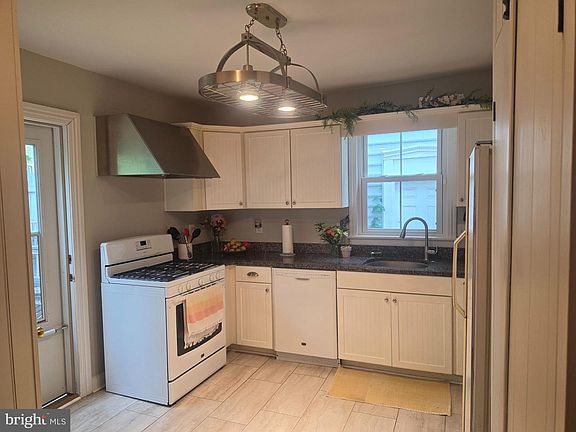 2nd image of 417 W Burke St
