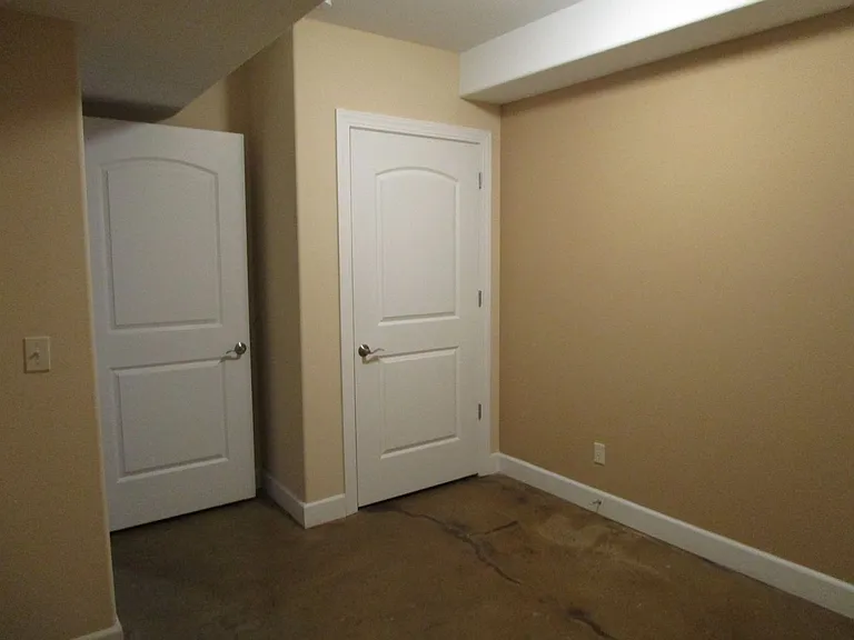 810 E Broadway — Photo 27