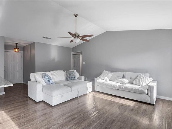 5th image of 701 Southwood Dr
