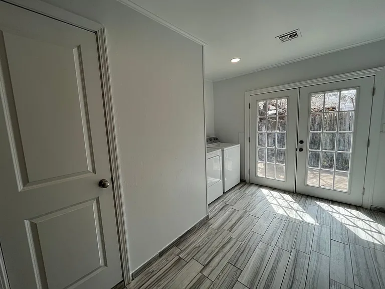720 N Columbia Ave — Photo 9