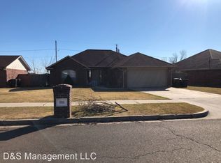 916 NW 19th St, Moore, OK 73160
