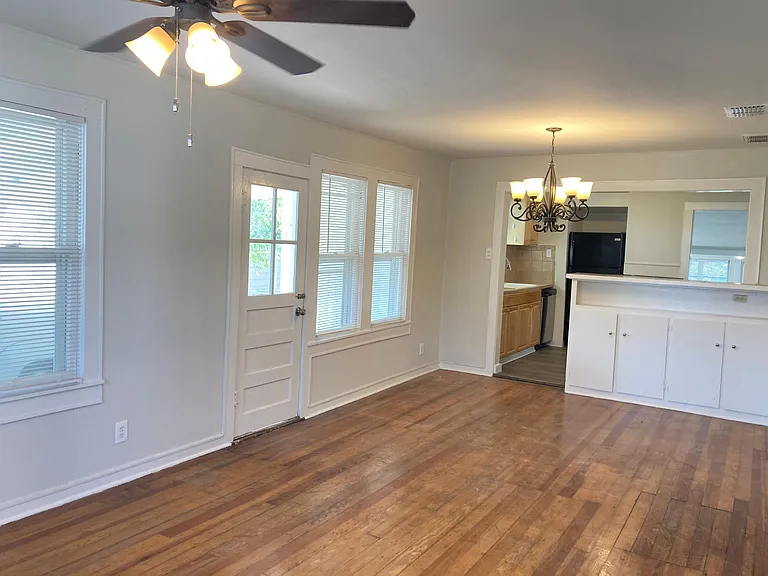 728 Moore St — Photo 3