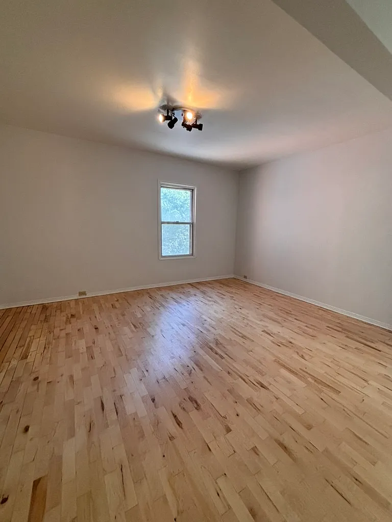 3 bed, 900 sqft, $2,450 — Photo 2